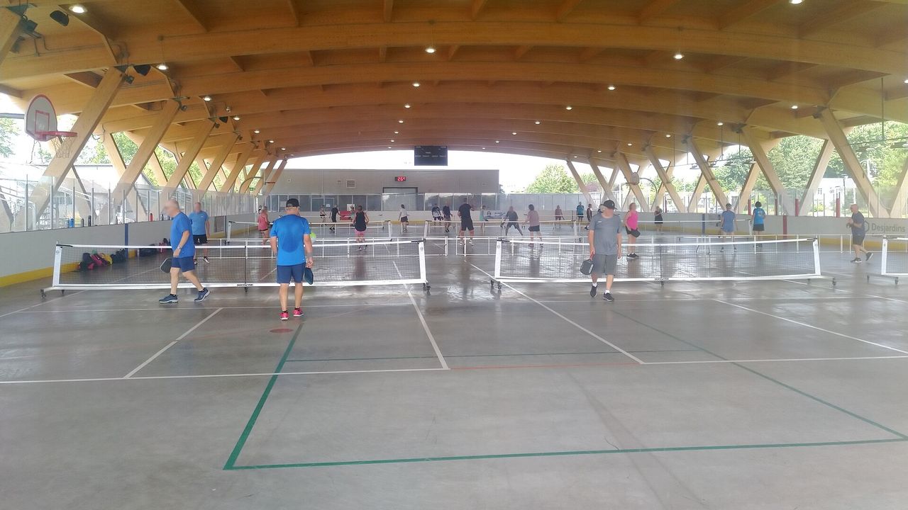 Outdoor pickleball courts in a park in Quebec